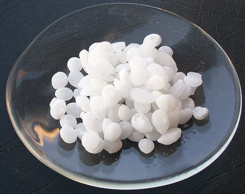 Natri hidroxit (NaOH) thường được dùng trong phản ứng xà phòng hoá